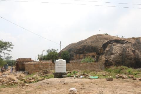 சிவன் குடைவரைக் கோயில் அமைந்துள்ள மலையின் தோற்றம், மலையடிப்பட்டி, கி.பி.9-ஆம் நூற்றாண்டு