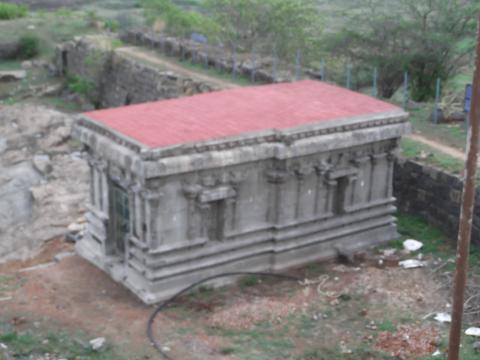 முக்தியாலீஸ்வரர் சிவன் கோயில் மலைமேல் அமைந்துள்ள தோற்றம், பெருமுக்கல், விழுப்புரம், கி.பி.12-ஆம் நூற்றாண்டு
