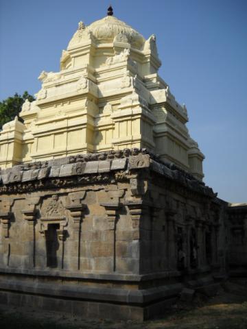 கைலாசமுடையார் கோயில் மேற்குப்புற தோற்றம், உலகாபுரம், கி.பி.10ஆம் நூற்றாண்டு"
3"